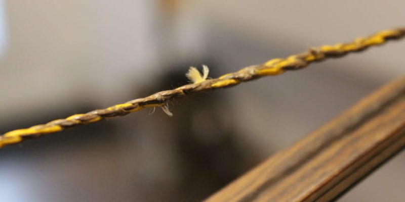 Sehne mit abstehenden Fäden