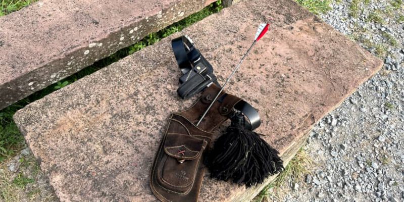 Köcher mit nur noch einem Pfeil