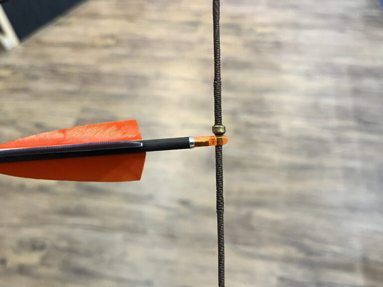 Sehne mit einem Nockpunktbegrenzer aus Messing
