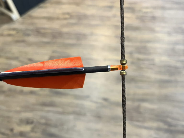Sehne mit zwei Nockpunktbegrenzern aus Messing