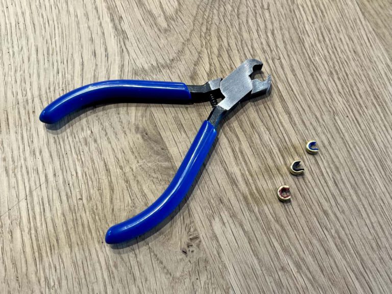 Nockpunktbegrenzer aus Messing und Nockpunktzange