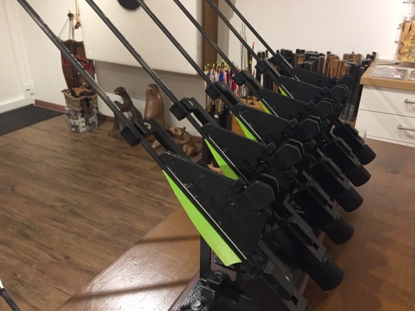 Pfeile im Befiederungsgerät